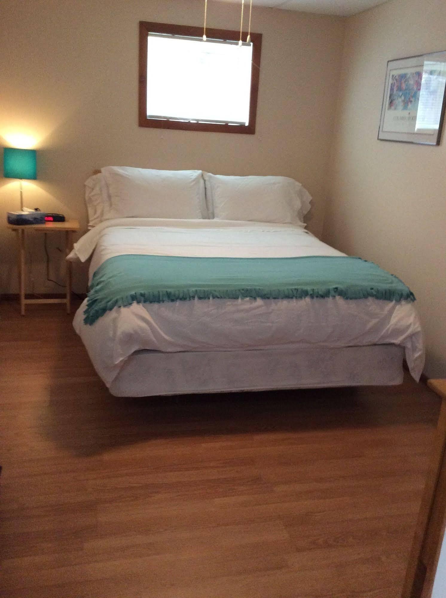 N' This On The Bay -Vacation Suite Wiarton Extérieur photo